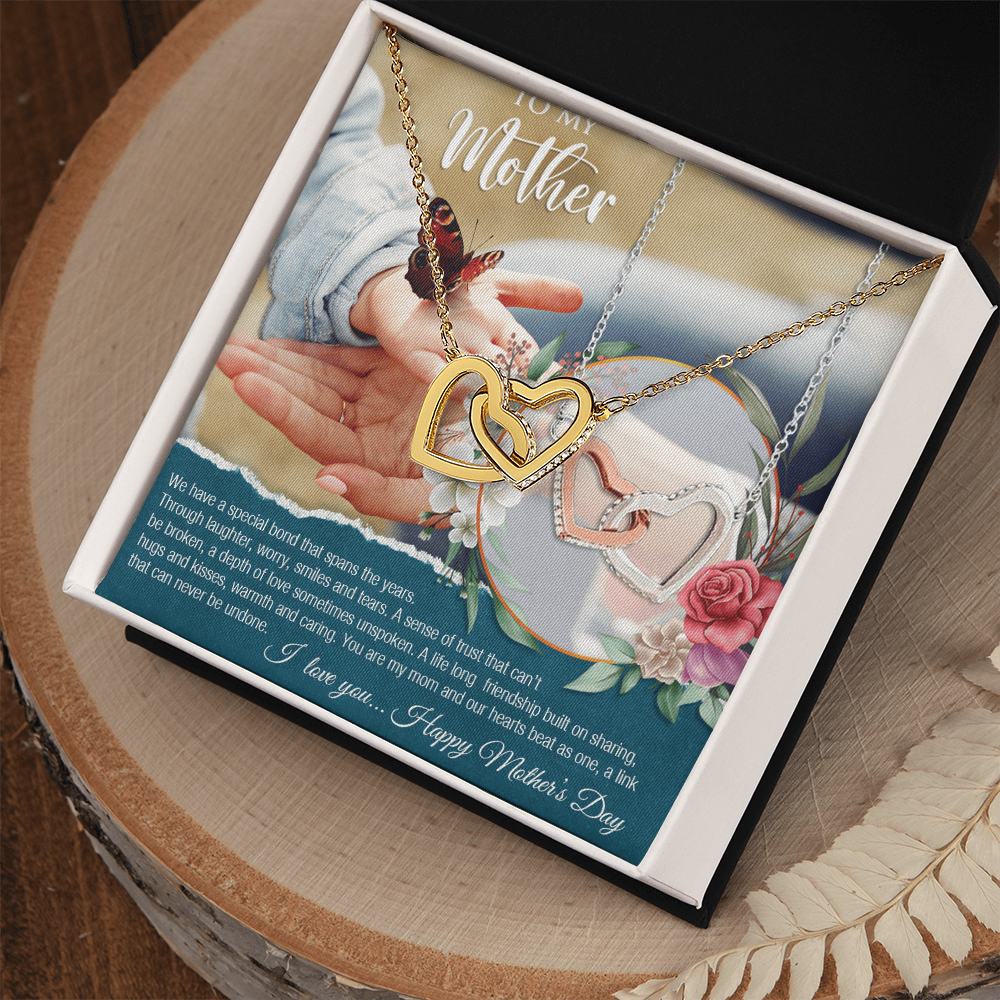 Forever Connected: Interlocking Heart Necklace with a Heartfelt Message for Mom