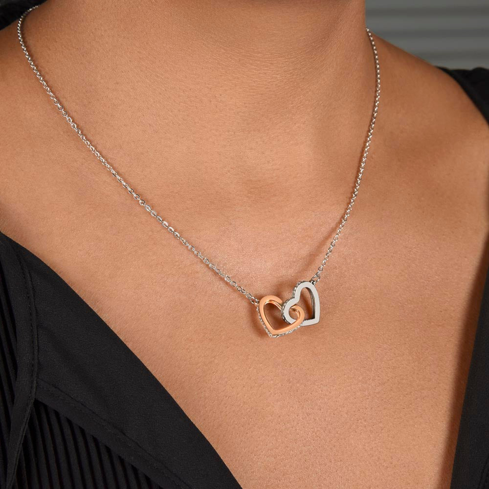 Forever Connected: Interlocking Heart Necklace with a Heartfelt Message for Mom