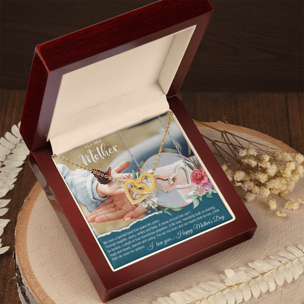 Forever Connected: Interlocking Heart Necklace with a Heartfelt Message for Mom